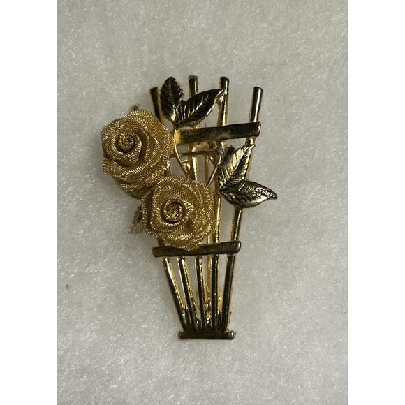 Lovely Vintage Gold Tone Mesh Roses On A Trellis Brooch - Picture 1 of 2